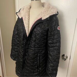 Steve Madden black quilted jacket fur trim. Size M